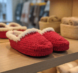 手編みのぬくもり。ふわふわファー付きルームシューズ(レッド×ベージュ)室内履き・20260107-5