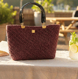 大人色のエンジが映える。レトロモダンな編み込みトートバッグ|お出かけを彩る上品なハンドバッグ