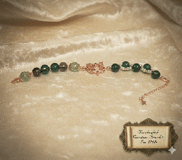 深緑の輝きと猫のチャームが紡ぐ、ヴィンテージ風天然石ハンドメイドブレスレット　20260115-3