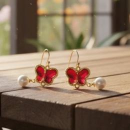 深紅の蝶と艶めくパールの耳飾り　20260216-10