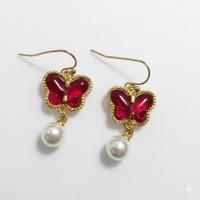 深紅の蝶と艶めくパールの耳飾り　20260216-10