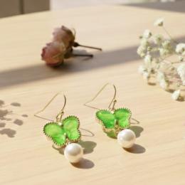 新緑のバタフライと揺れるパールの耳飾り|グリーン・若葉色・蝶・アンティーク風　20260216-12