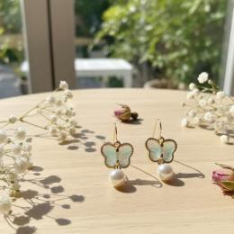 虹色に輝くオーロラバタフライとパールの耳飾り　20260216-15