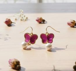 凛と咲く 鮮やかマゼンタピンクの蝶とパールのピアス　20260216-18