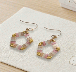 20260330-09サクラピンク 五角形 ビーズピアス ゴールド 揺れる ペンタゴン 上品 大人可