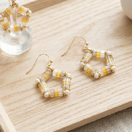 20260330-12イエローベージュ 五角形 ビーズピアス パール 揺れる ペンタゴン 上品 大人