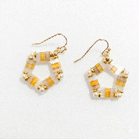 20260330-12イエローベージュ 五角形 ビーズピアス パール 揺れる ペンタゴン 上品 大人