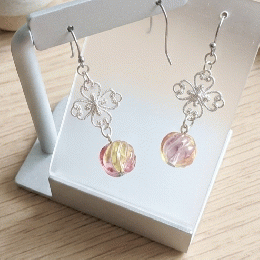 20260330-14フルーツカラー ガラスビーズ クローバー ピアス シルバー 揺れる