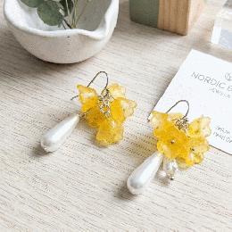 20260330-16イエローフラワーと雫パールの揺れるピアス 北欧風 ミモザカラー 大ぶり 上品
