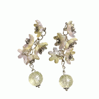 20260417-01花びら揺れる シェル風 フラワーピアス ニュアンスカラー 大ぶり ロング 樹脂