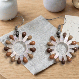 20260417-02北欧風 ほっこり ドロップビーズ リースピアス ブラウン オーロラ サークル