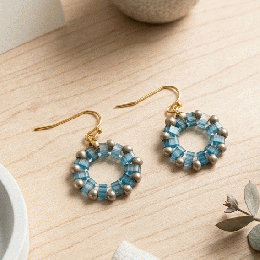 20260417-03爽やか ブルー スクエアビーズ リースピアス アンティーク調 サークル 揺れる