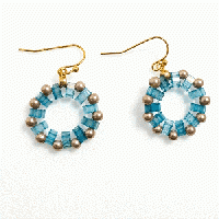 20260417-03爽やか ブルー スクエアビーズ リースピアス アンティーク調 サークル 揺れる