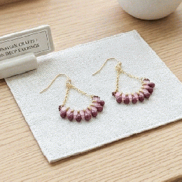 20260417-04ボルドー ドロップビーズ 扇型ピアス ピンク 華奢 チェーン 揺れる