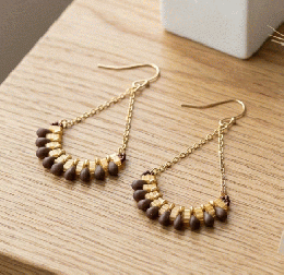 20260417-05秋色 イエロードロップビーズ 扇型チェーンピアス ブラウン 揺れる