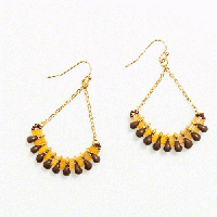 20260417-05秋色 イエロードロップビーズ 扇型チェーンピアス ブラウン 揺れる