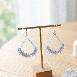 20260417-06雫のきらめき ブルー&パープル 扇型ピアス ドロップビーズ 揺れる