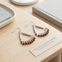 20260417-07アンティーク風 セピア&ピンク 扇型ピアス ドロップビーズ シルバー