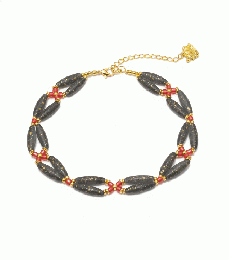 和モダンな彩り|金彩ブラック×朱赤のロングビーズブレスレット