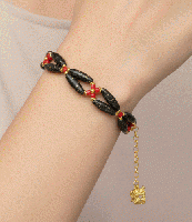 和モダンな彩り|金彩ブラック×朱赤のロングビーズブレスレット