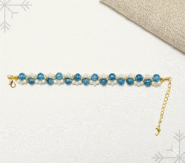 澄み渡る水の煌めき。クラックブルーとパールの編み込みブレスレット　201019-0011