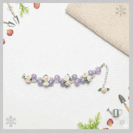 春を呼ぶラベンダーパールの花冠ブレスレット|ミニバラの刺繍風デザイン　20251223-15