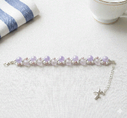 夢見るラベンダー。艶めくパールとバルーン犬チャームの編み込みブレスレット　201019-0019