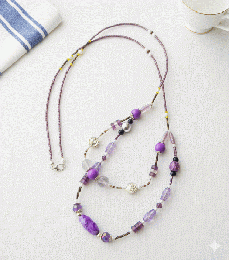 優雅に揺れる、高貴なパープルの旋律。バラのチャームと多色ビーズのロングネック　201019-0068