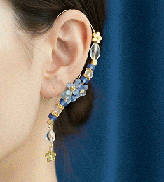 星降る夜の青。ロイヤルブルーと金色の小花が彩るノーブル・イヤーカフフック　201019-0058